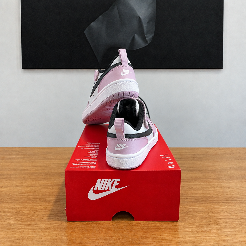 NIKE LOW COURT BOROUG : boîte et chaussures centrées sous le tableau noir