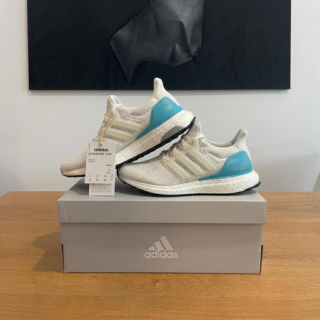 Ultraboost vue arrière boîte dans la profondeur sans étiquettes, photo retouchée