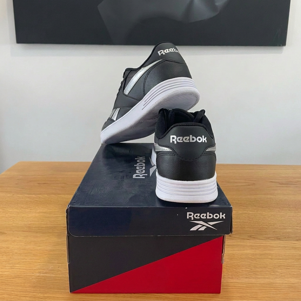 Reebok Court Advance, vue arrière des deux chaussures sur boîte sans autocollants ni trou
