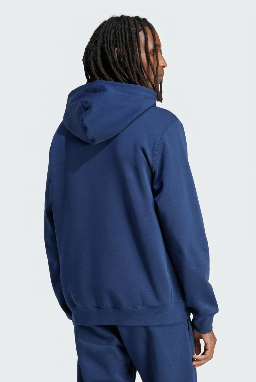 Sweat Adidas VRCT bleu marine porté vu de dos en studio, visuel retouché par IA