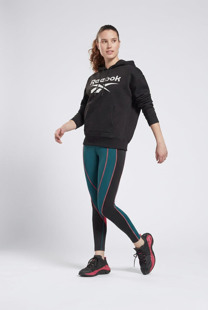 Sweat Reebok noir porté de face, visuel généré