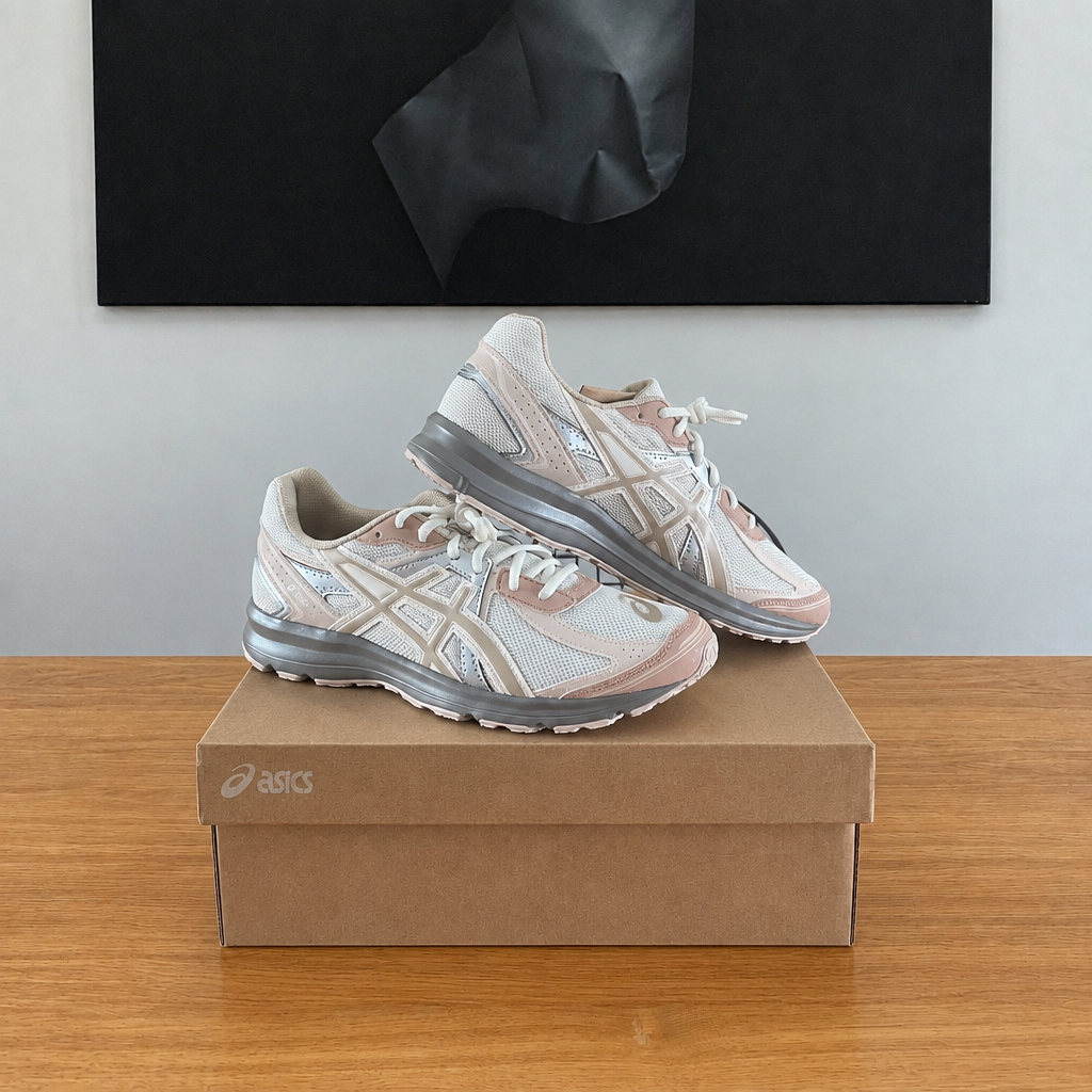 Asics Jog 100 S : boîte et chaussures centrées sous le tableau noir