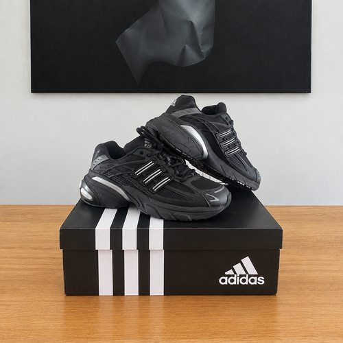 Adidas Adistar : boîte et chaussures centrées sous le tableau noir