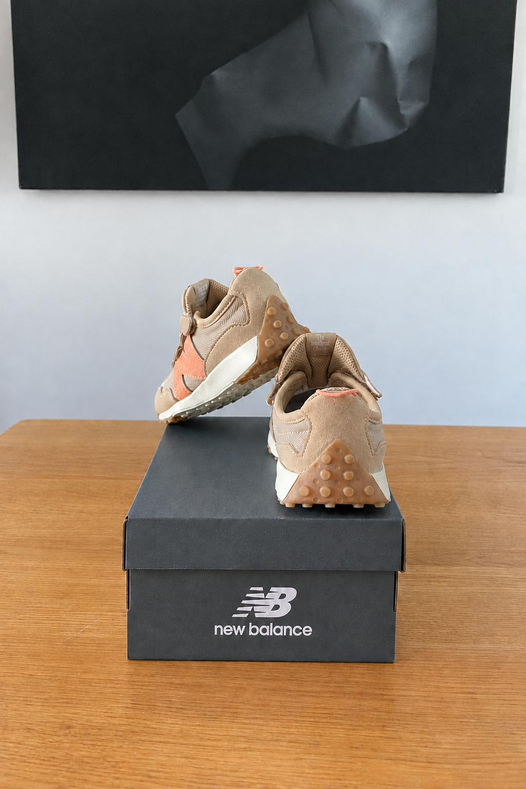 New Balance NW327WO enfants vues de dos sur boîte recentrée avec logo New Balance, sans étiquettes et avec trou comblé