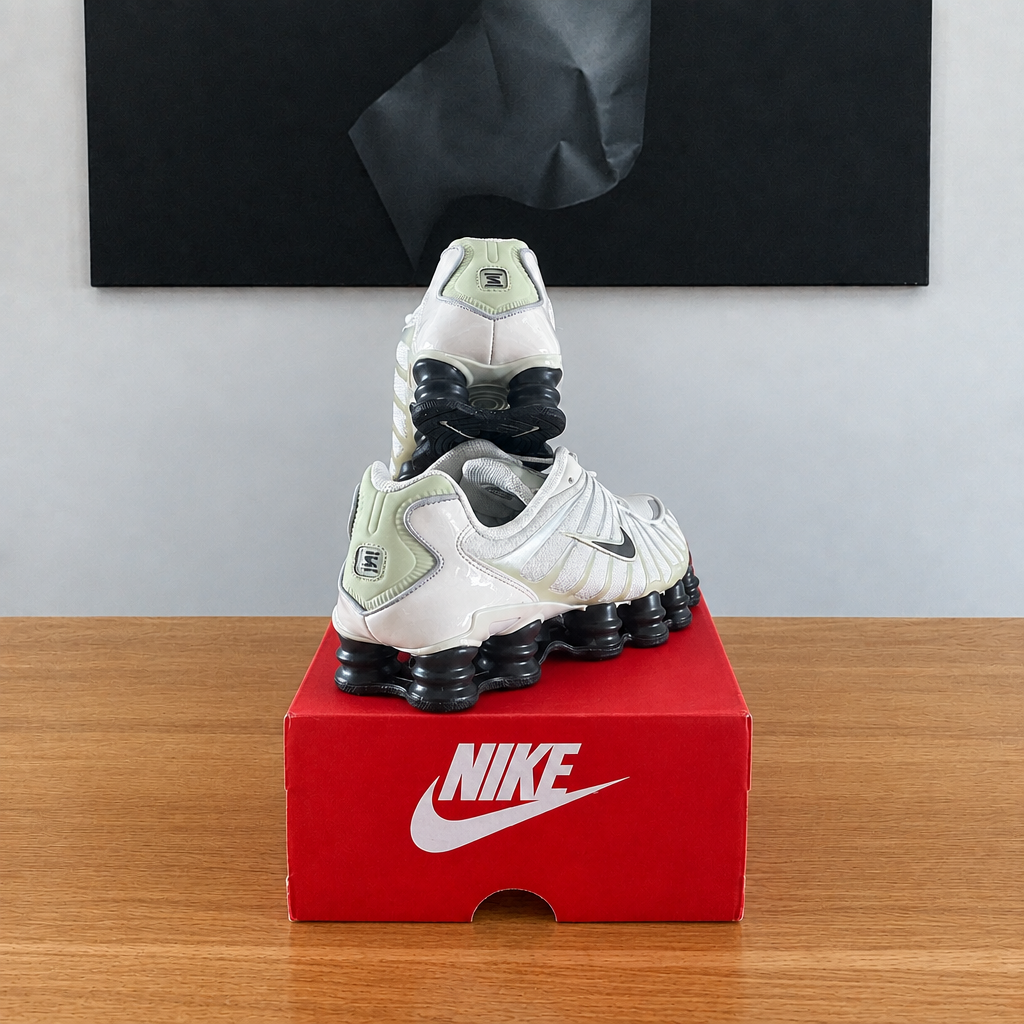 NIKE AIR MAX SHOX TL : boîte et chaussures centrées sous le tableau noir