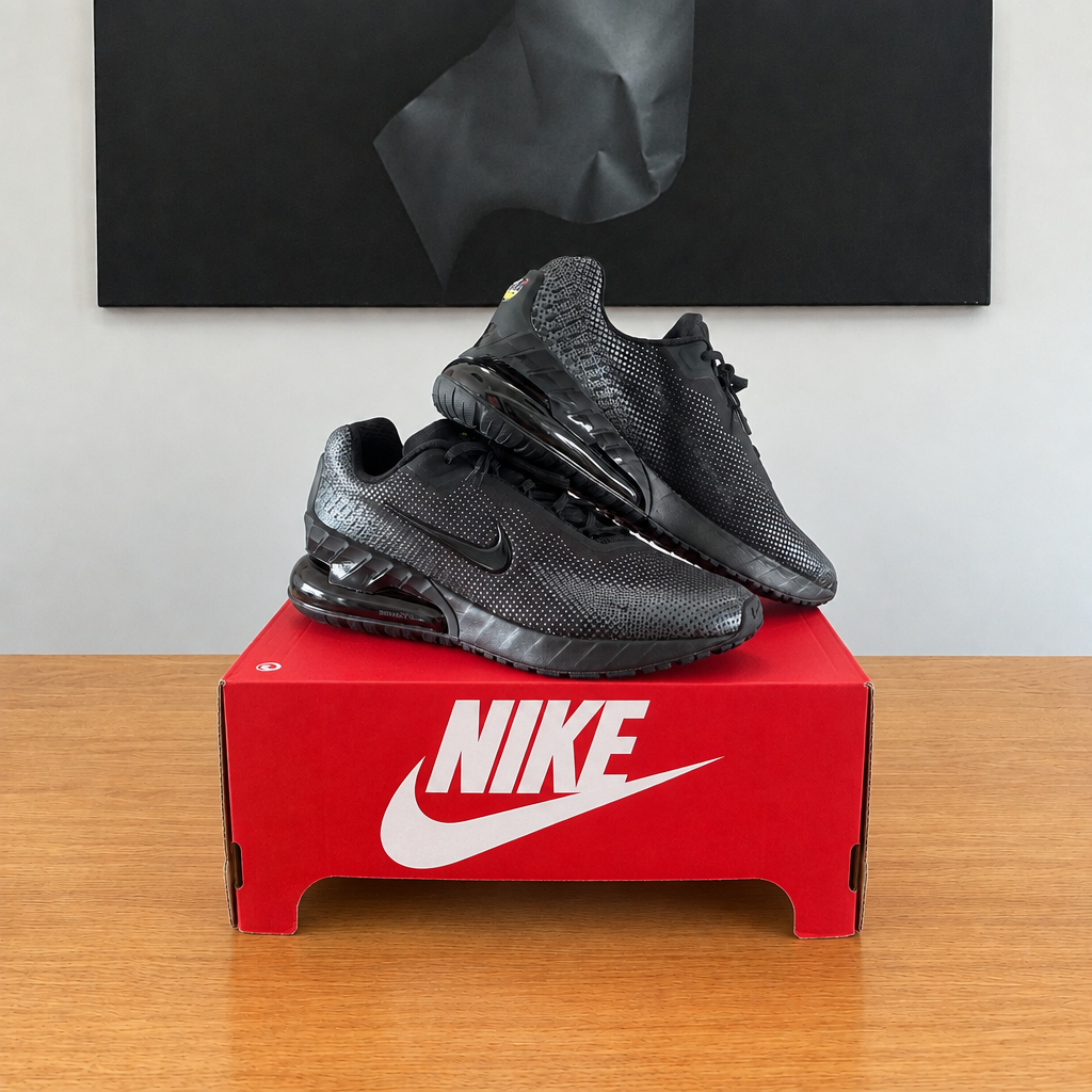 NIKE AIR MAX PHENIX : boîte et chaussures centrées sous le tableau noir
