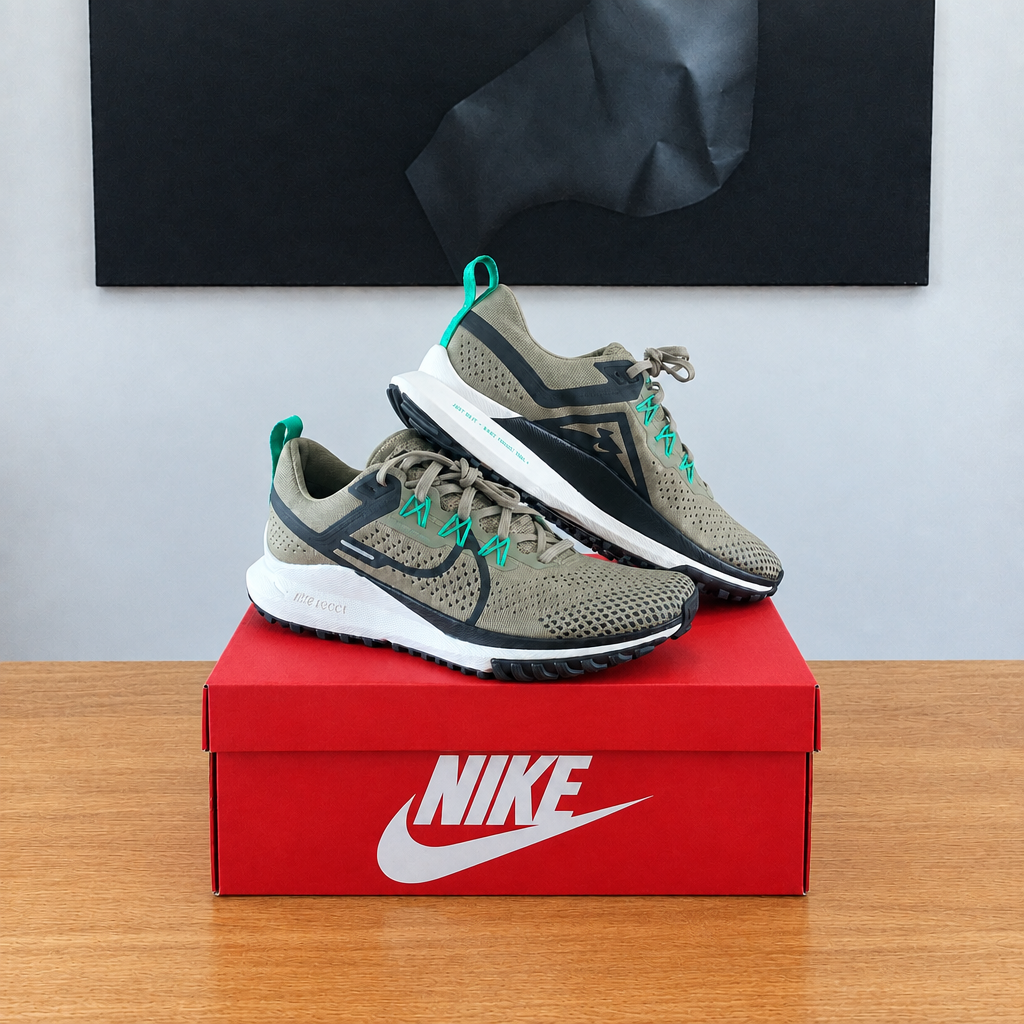 NIKE REACT PEGASUS TRAIL 4 : boîte et chaussures centrées sous le tableau noir