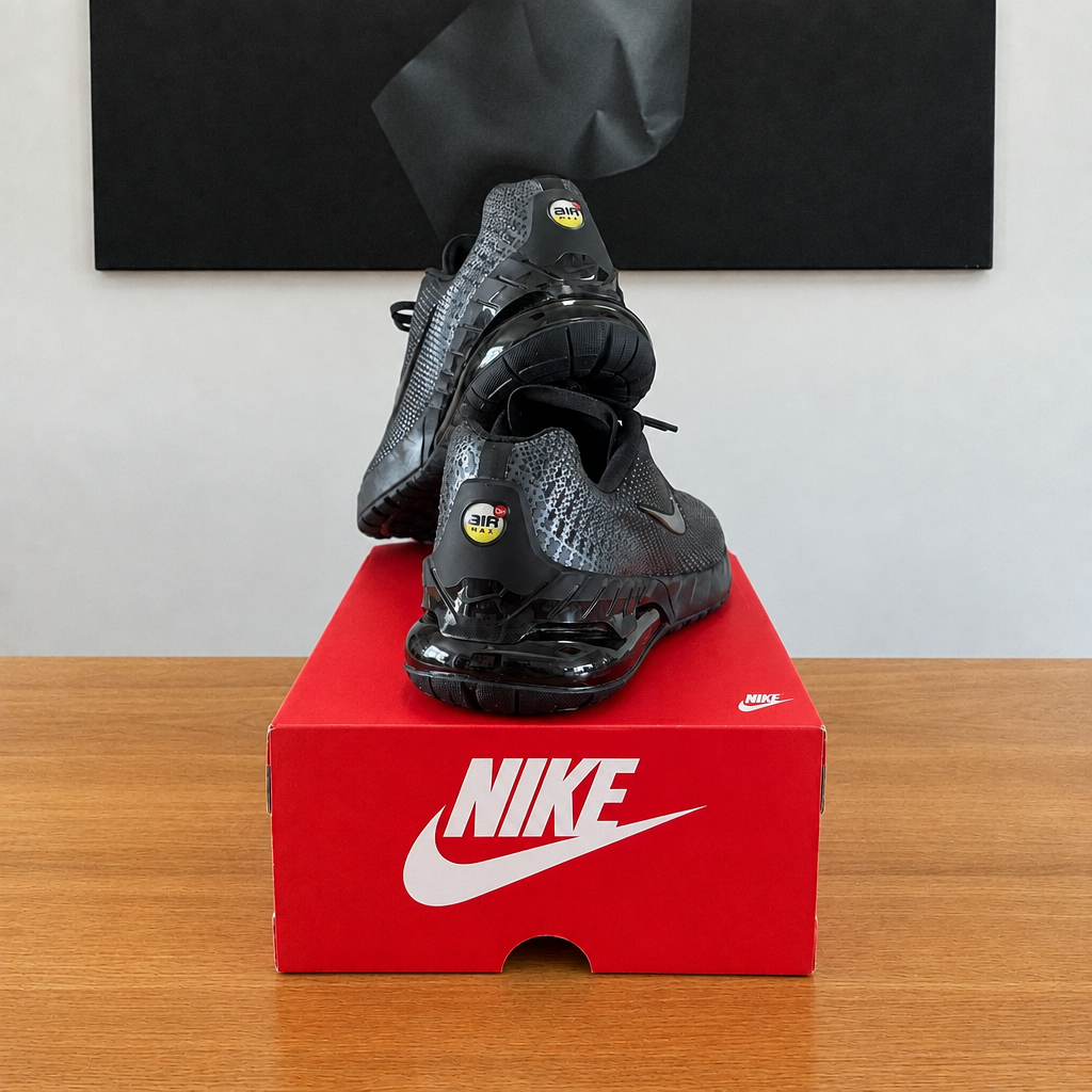 NIKE AIR MAX PHENIX : boîte et chaussures centrées sous le tableau noir