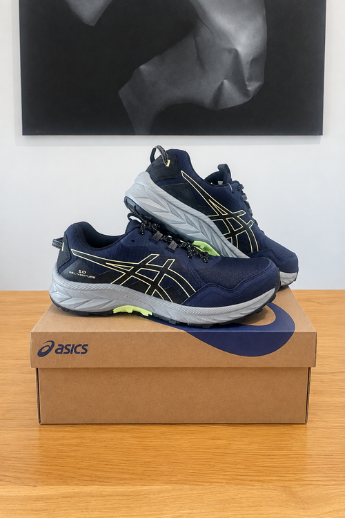 Asics Gel Venture 10 de profil sur boîte recentrée, tableau en arrière-plan