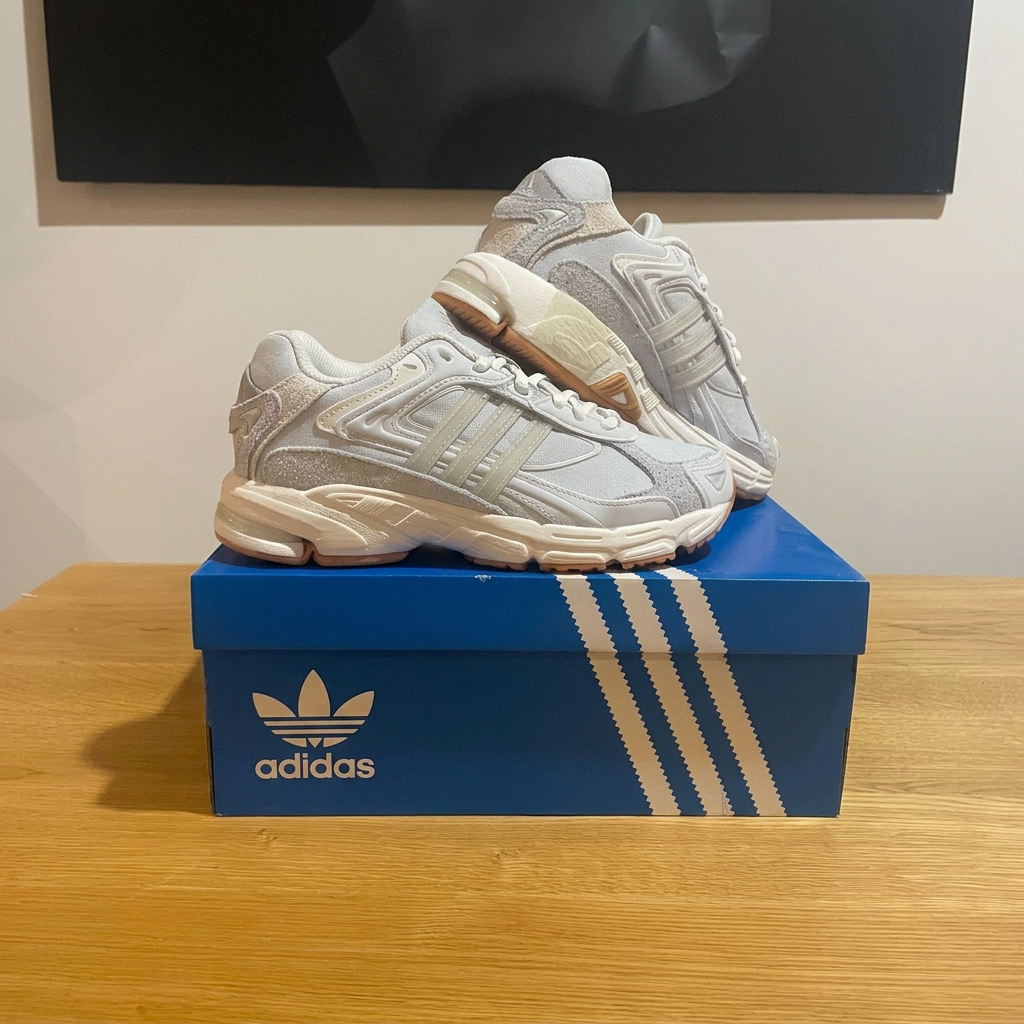 Adidas Response CL W sur boîte bleue centrée, photo retouchée
