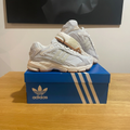 Adidas Response CL W sur boîte bleue centrée, photo retouchée