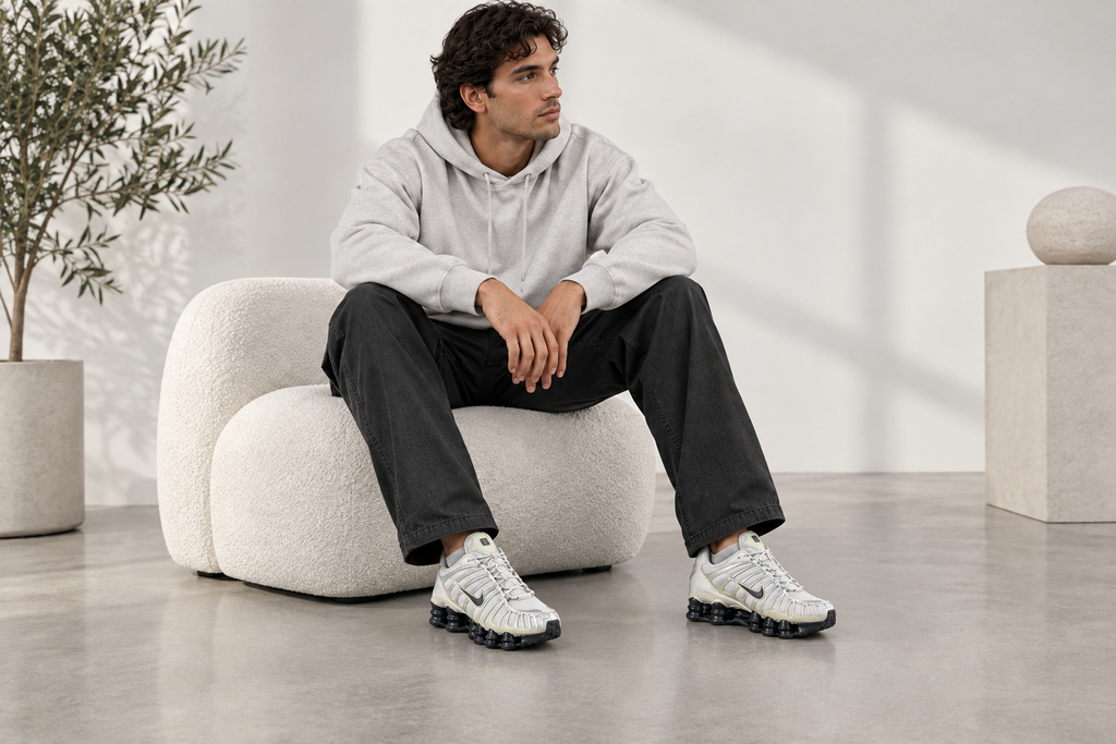 Visuel illustratif généré des Nike Air Max Shox TL portées par un homme adulte, chaussures visuellement réduites