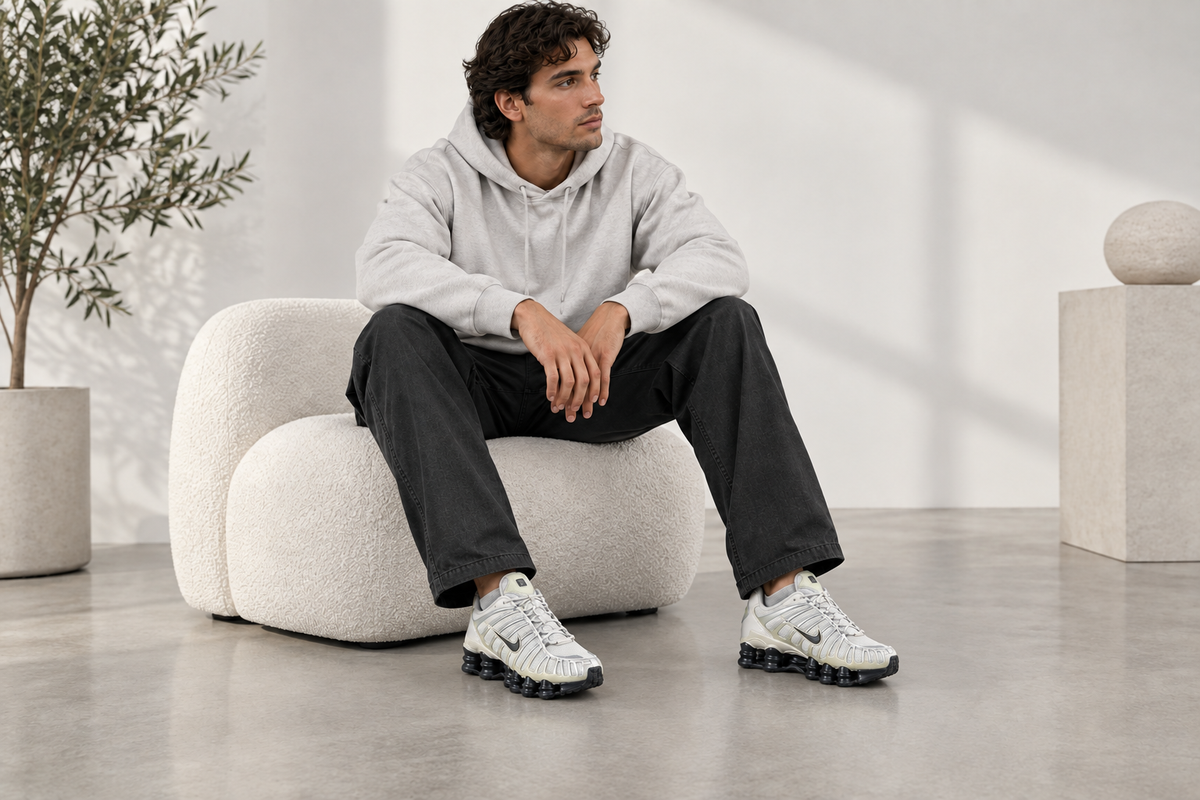 Visuel illustratif généré des Nike Air Max Shox TL portées par un homme adulte, chaussures visuellement réduites