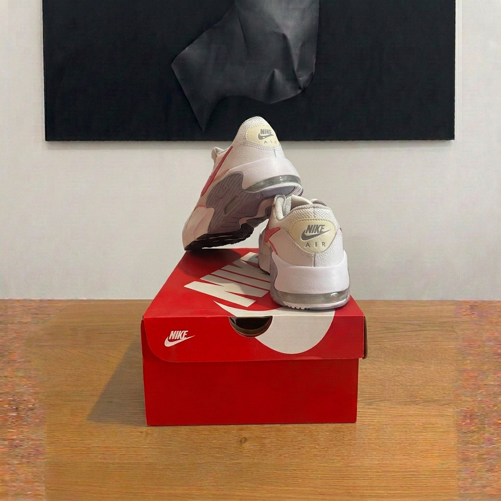 Nike Air Max Excee vue arrière boîte rouge sans étiquette, photo retouchée