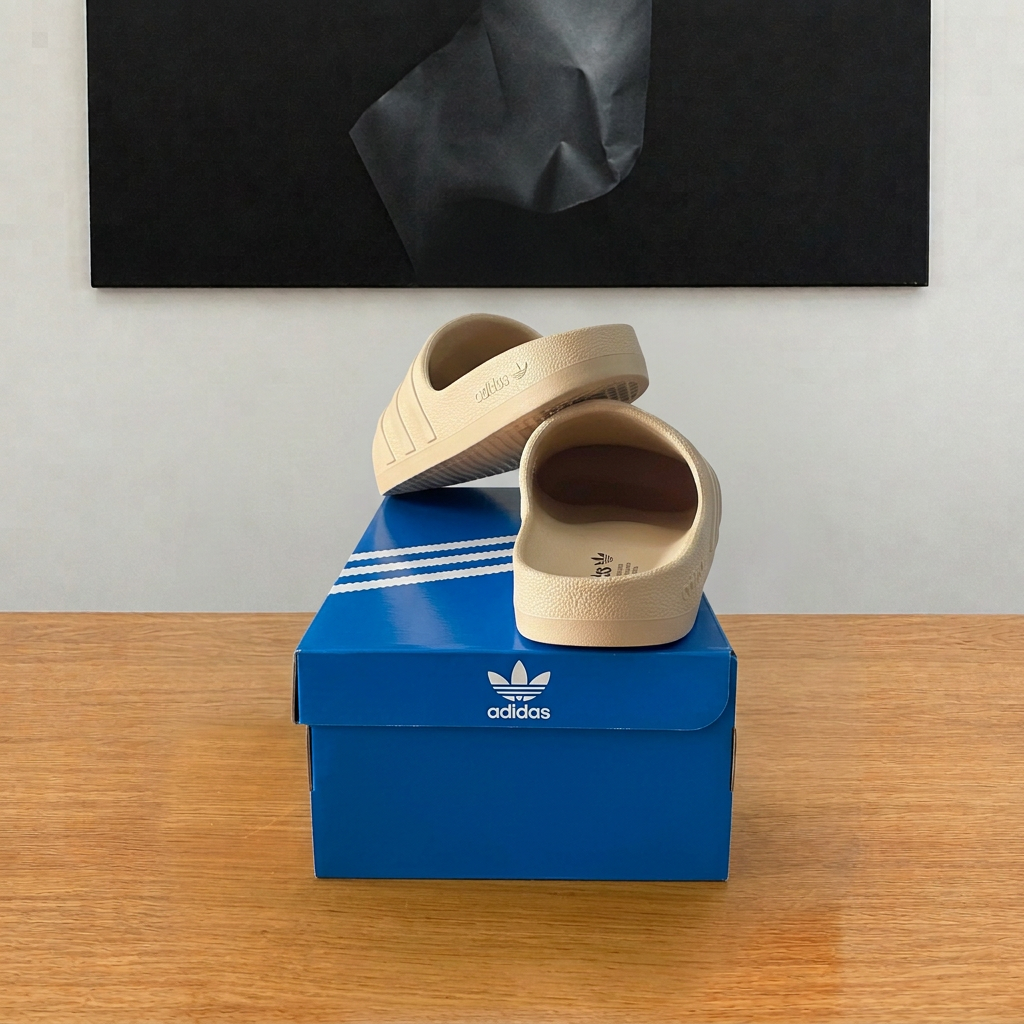 Adidas Adifom Adilette, photo 2 recentrée sans étiquette ni trou sur la boîte