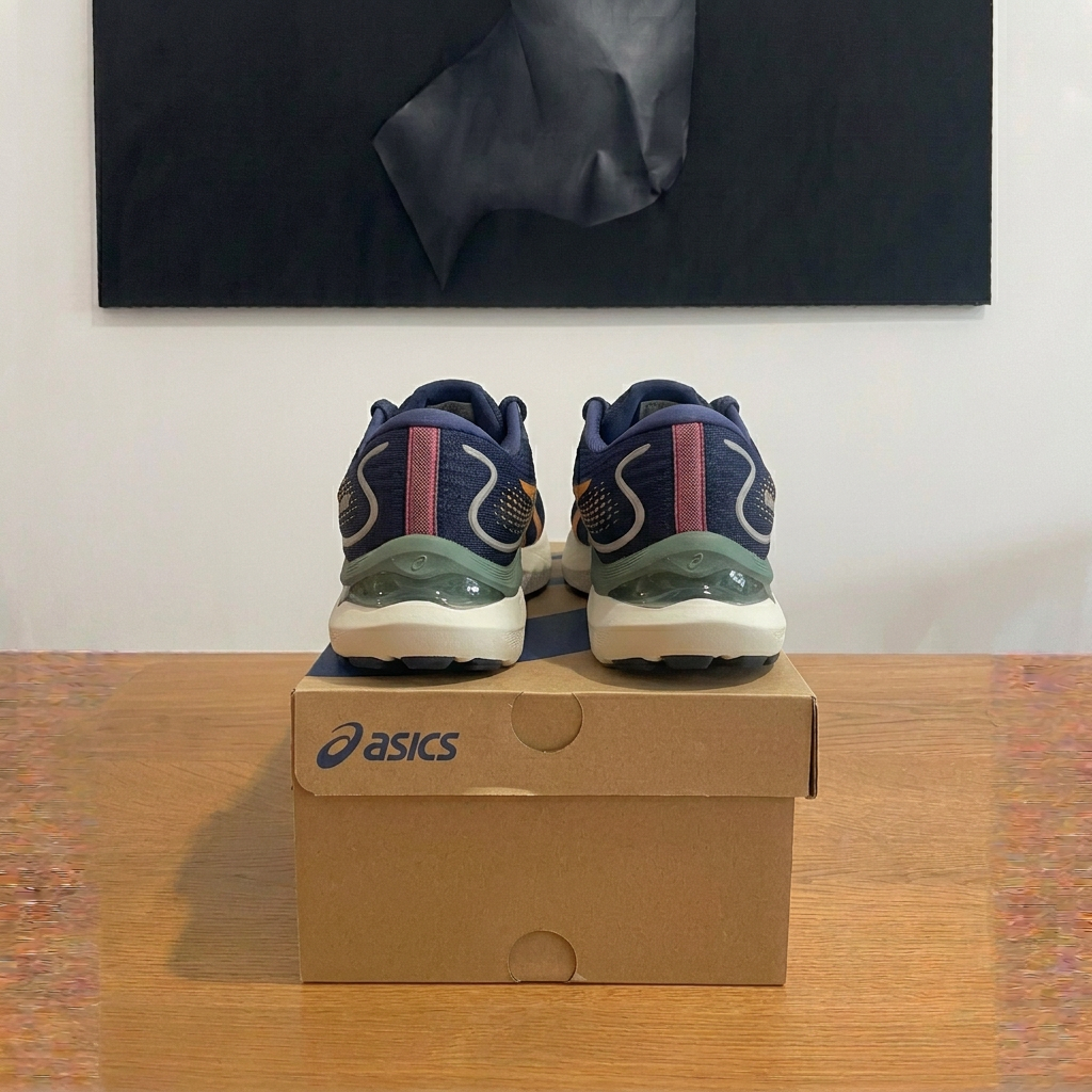 ASICS vue arrière sur boîte dans la profondeur sans étiquettes, photo retouchée