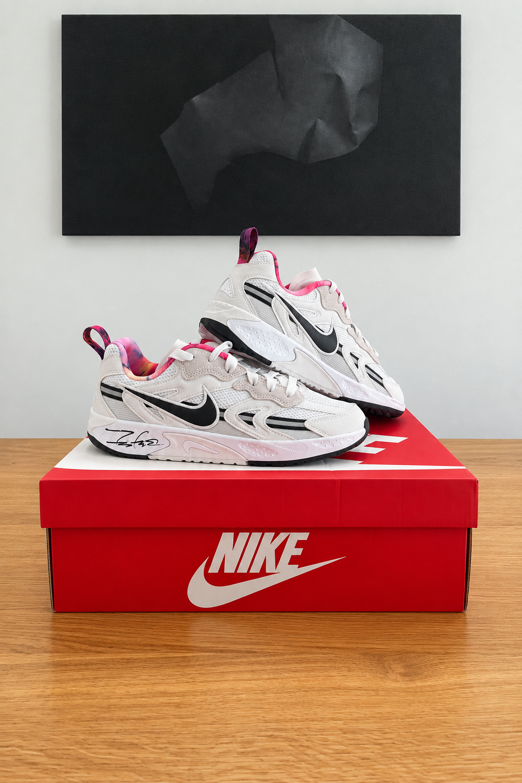 Version retouchée générée de la première photo Nike Jam Train, boîte rouge NIKE centrée sous le tableau noir