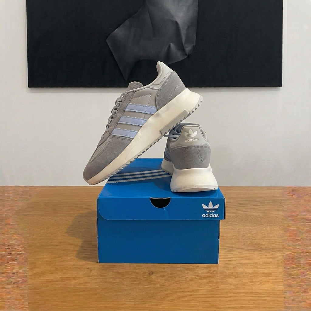 Adidas Retropy F2 W deux chaussures uniquement sur boîte dans le sens de la profondeur, photo retouchée