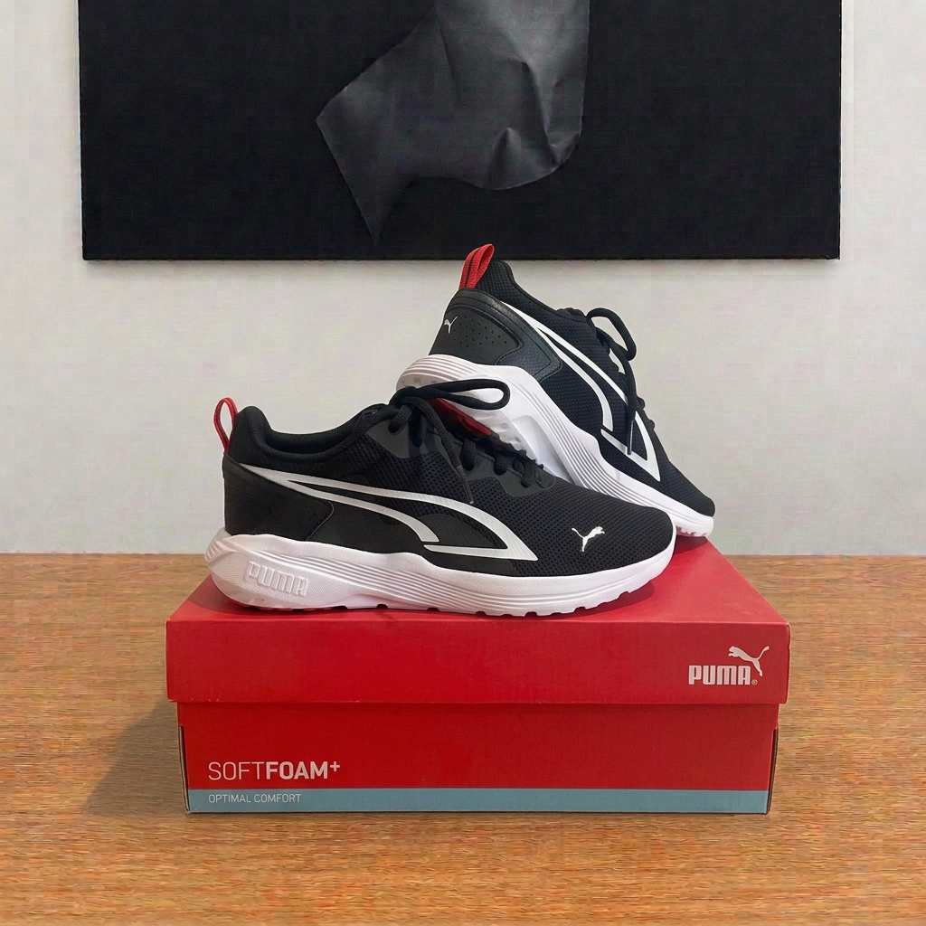 Puma All-Day Active sur boîte rouge centrée sous tableau cadrage carré, image retouchée