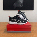 Puma All-Day Active sur boîte rouge centrée sous tableau cadrage carré, image retouchée
