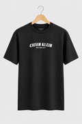 T-shirt Calvin Klein noir de face sur fond clair