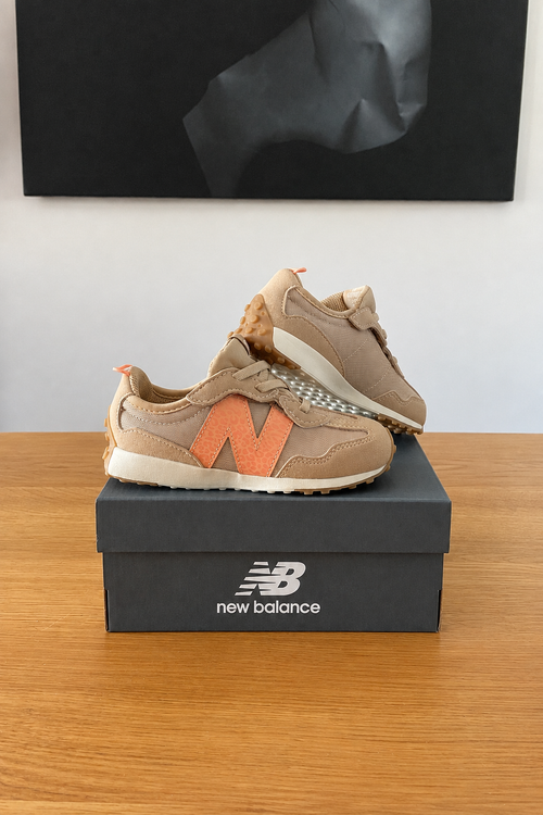 New Balance NW327WO enfants de profil sur boîte recentrée avec logo New Balance