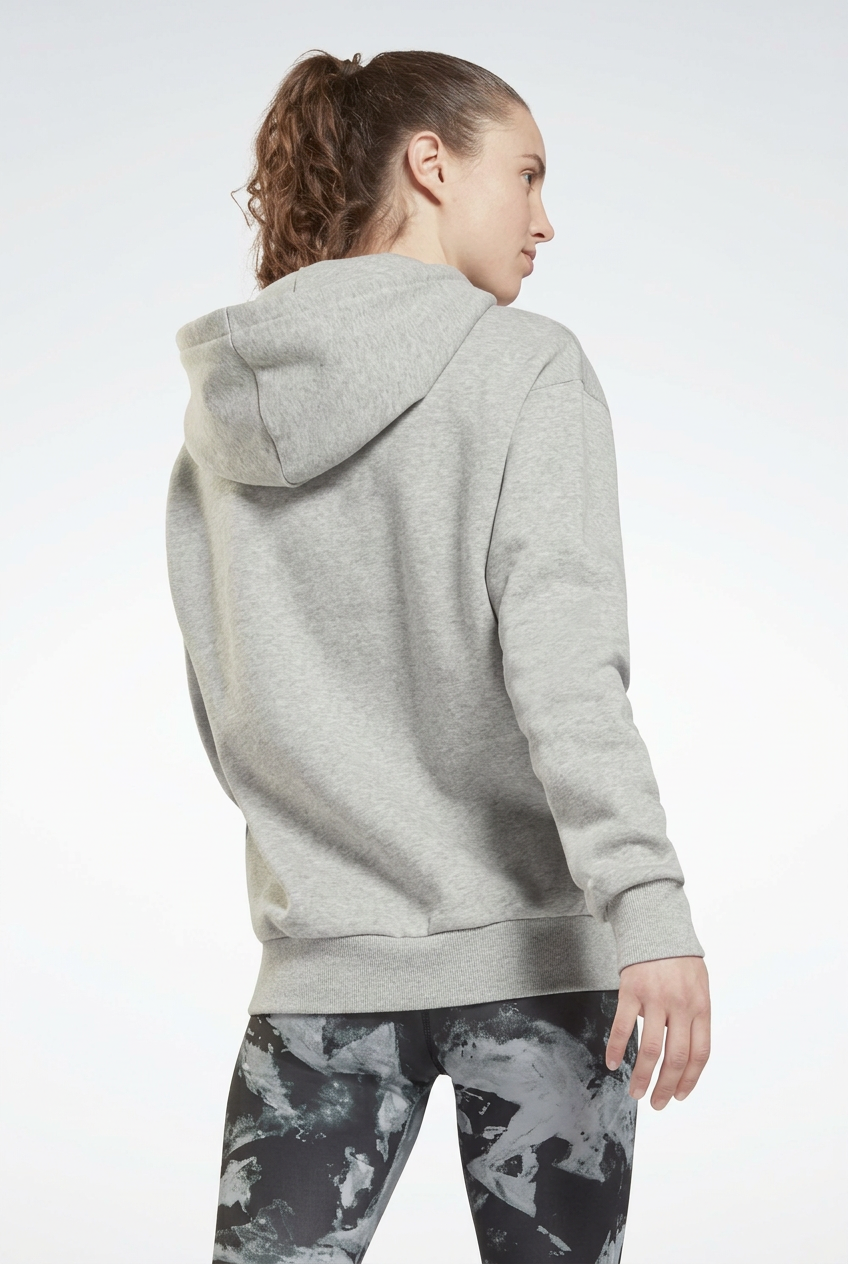 Sweat Reebok gris clair porté de dos, visuel généré
