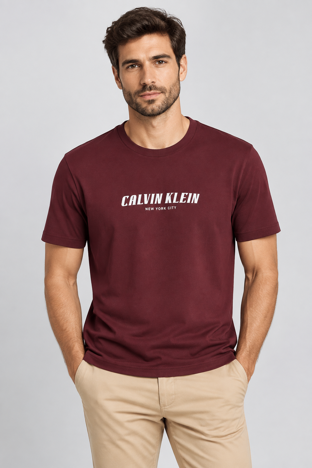 Homme portant le t-shirt Calvin Klein bordeaux avec un chino beige