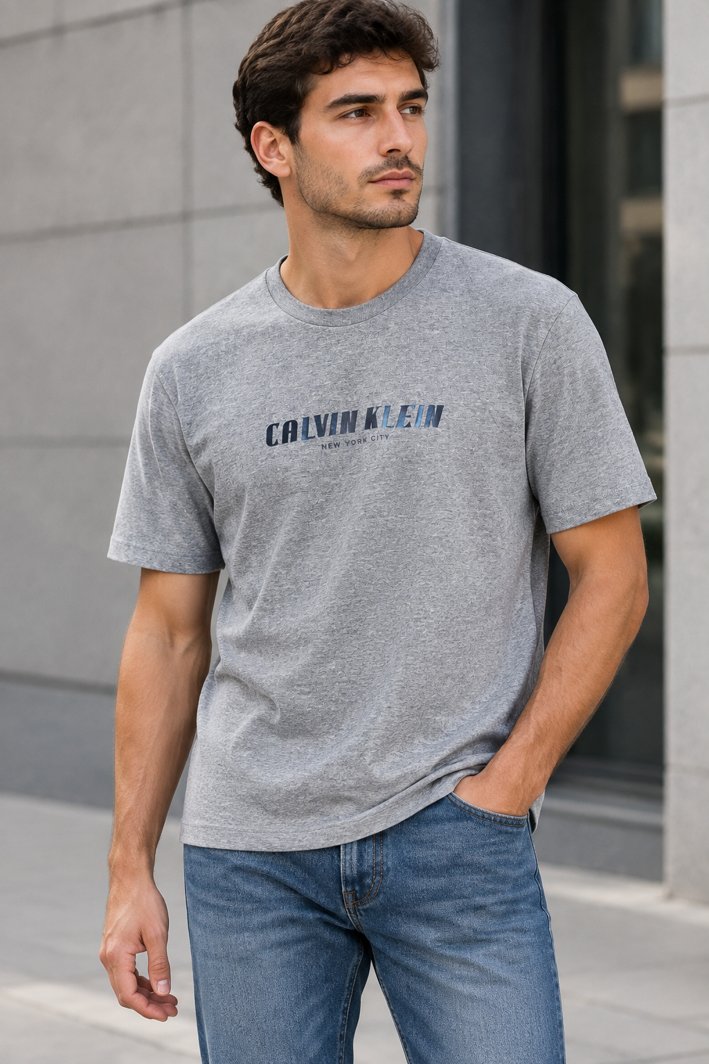 Homme portant le t-shirt Calvin Klein gris chiné avec un jean