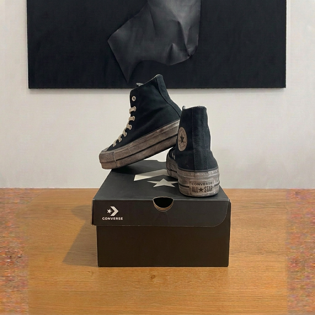 Converse vue arrière sur boîte dans la profondeur, photo retouchée