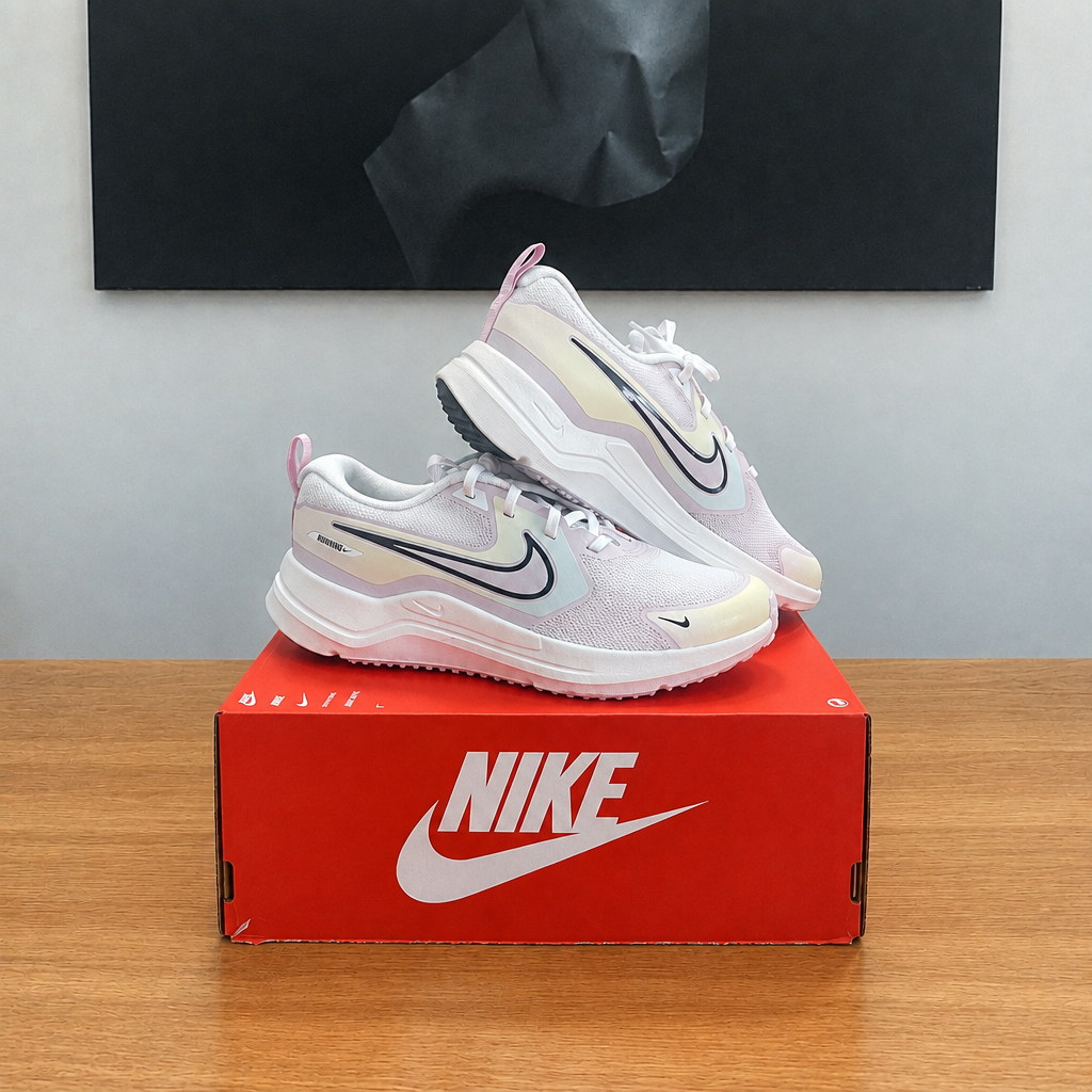 NIKE COSMIC RUNNER : boîte et chaussures centrées sous le tableau noir