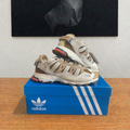 Adidas Hyperturf cadrage carré comme photo 1 Air Max Solo, boîte bleue sous tableau, photo retouchée