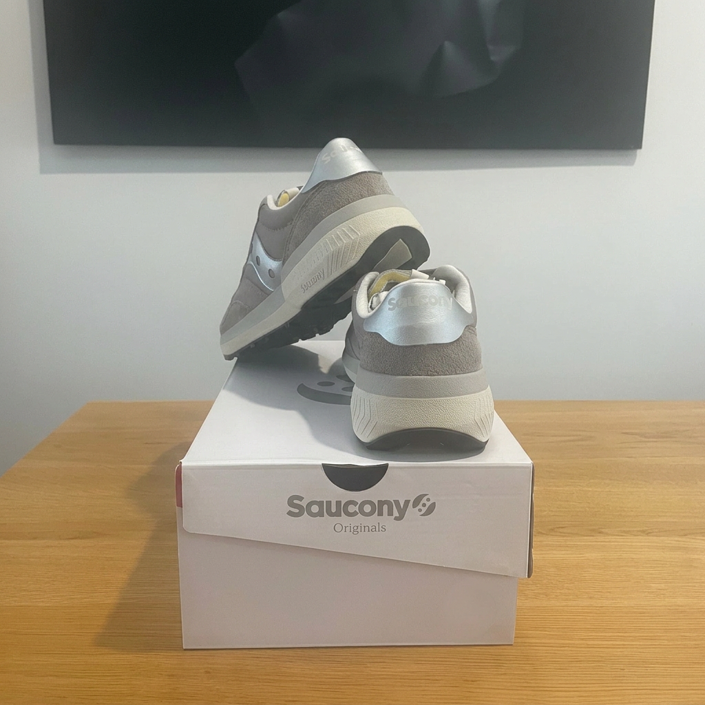 Saucony Jazz NXT, photo 2 recentrée sans étiquette ni trous sur la boîte