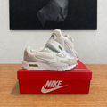 Nike Air Max Solo sur boîte rouge centrée cadrage carré, photo retouchée
