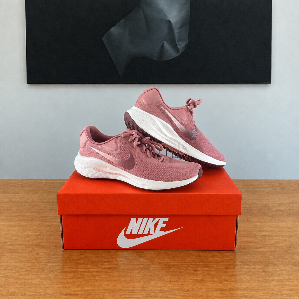 NIKE REVOLUTION 7 : boîte et chaussures centrées sous le tableau noir