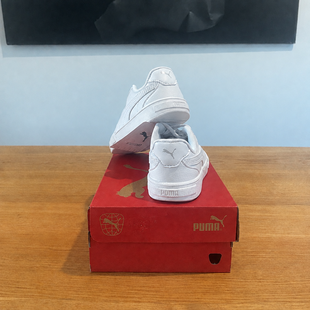 PUMA CAVEN : boîte et chaussures, sans étiquette blanche ni chaise grillagée en arrière-plan