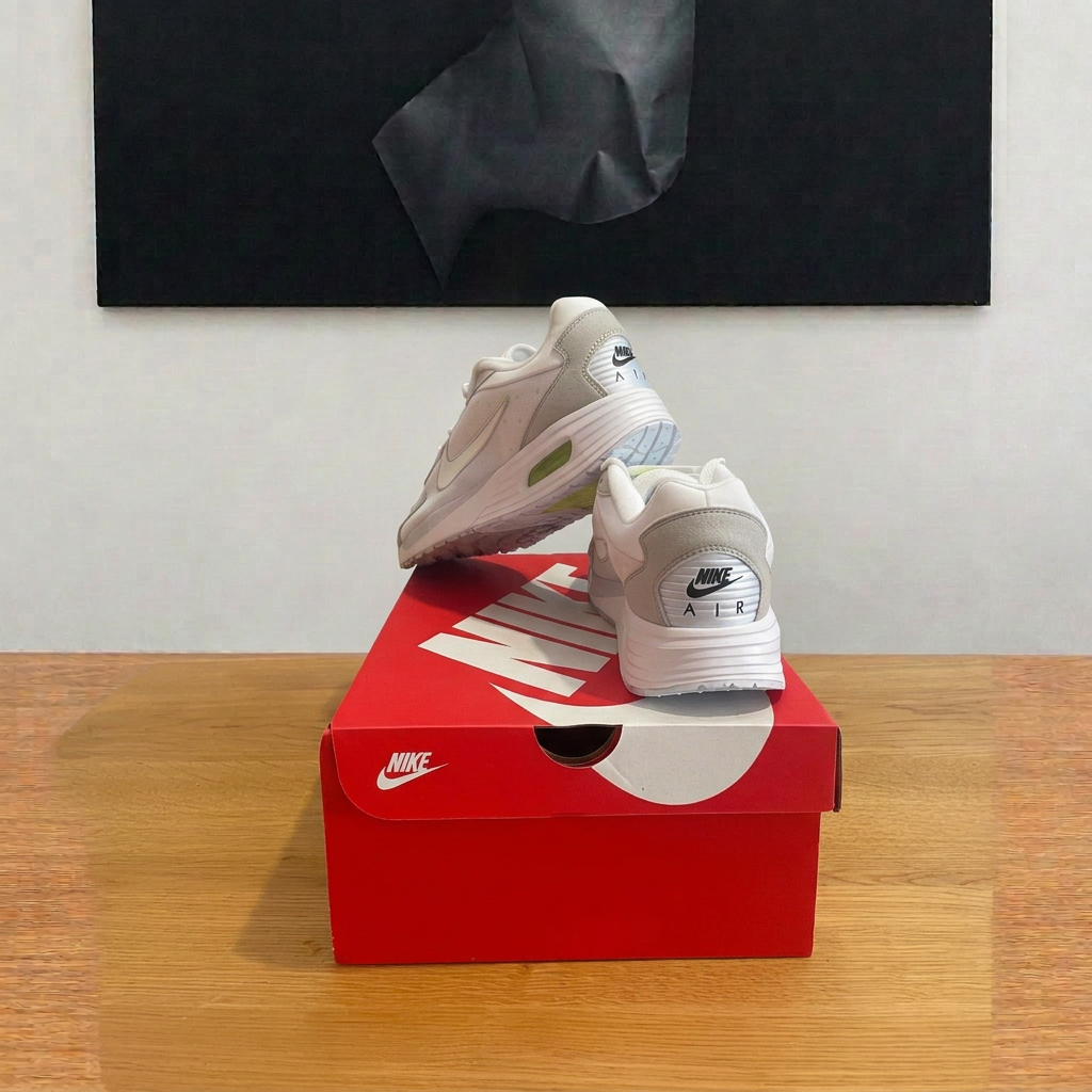 Nike Air Max Solo vue arrière boîte rouge centrée, photo retouchée