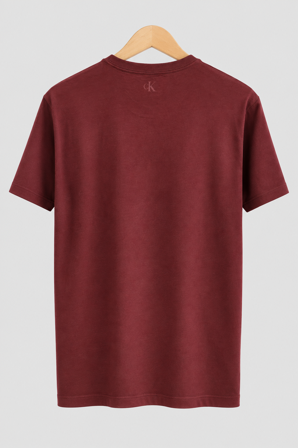 T-shirt Calvin Klein bordeaux de dos sur fond clair