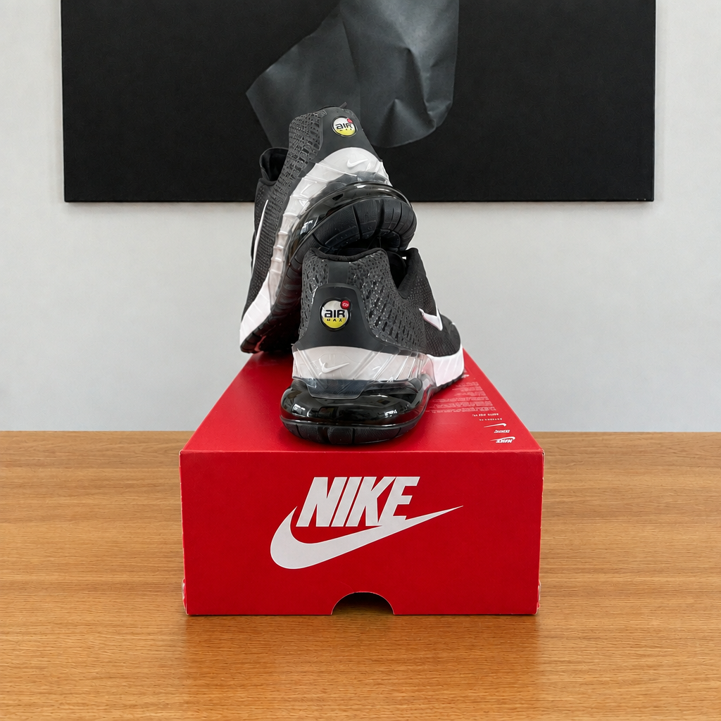 NIKE AIR MAX PHENIX : boîte et chaussures centrées sous le tableau noir