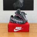 NIKE AIR MAX DN8 : boîte et chaussures centrées sous le tableau noir