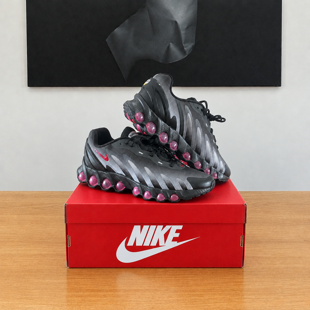 NIKE AIR MAX DN8 : boîte et chaussures centrées sous le tableau noir