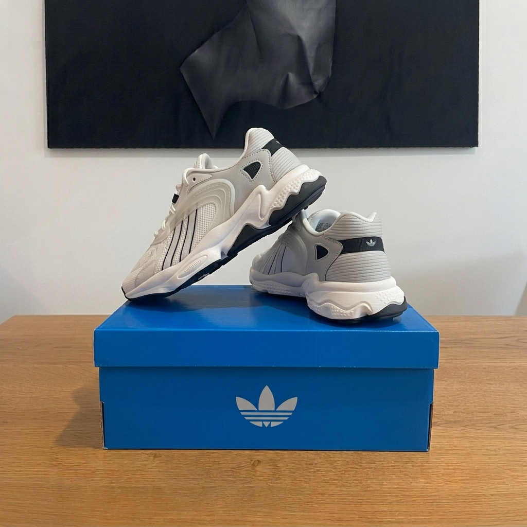 Adidas Oztral W vue arrière sur boîte dans la profondeur sans étiquettes, photo retouchée