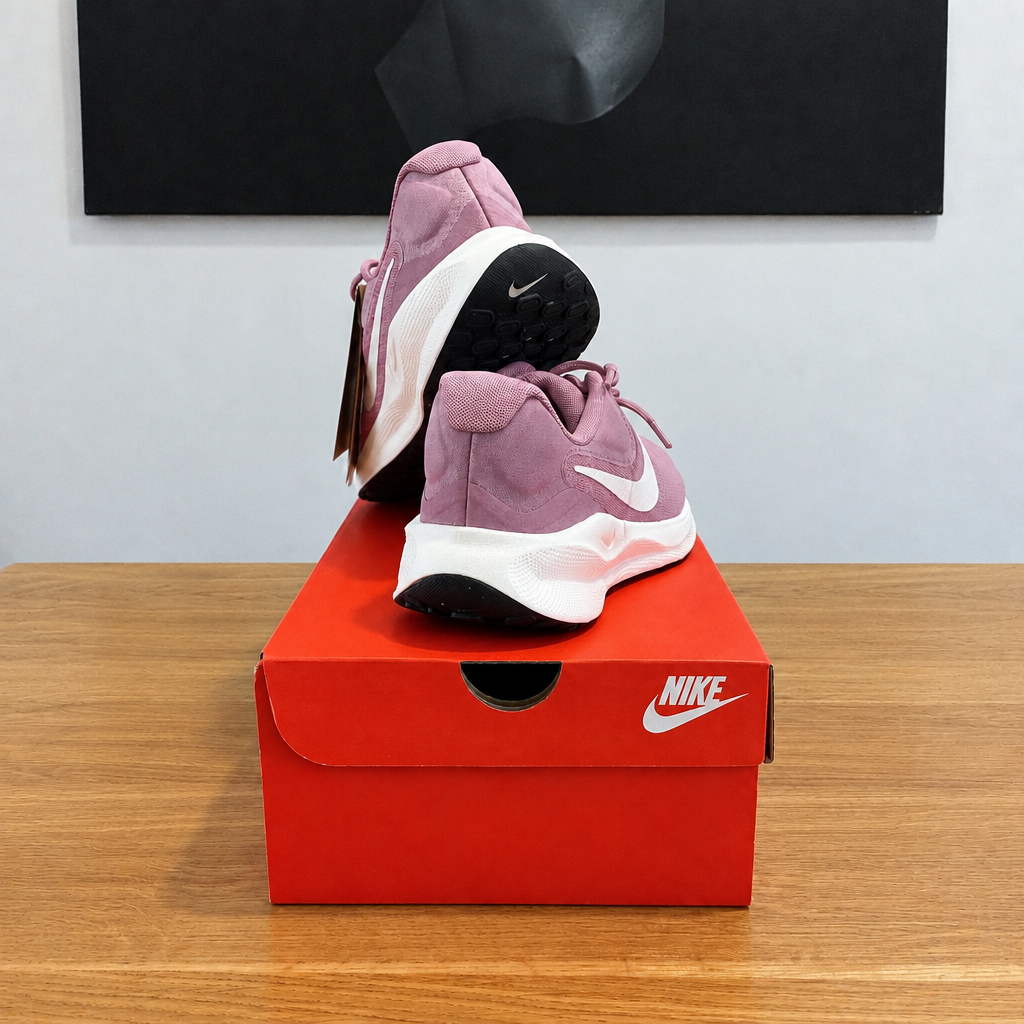 NIKE REVOLUTION 7 : boîte et chaussures centrées sous le tableau noir