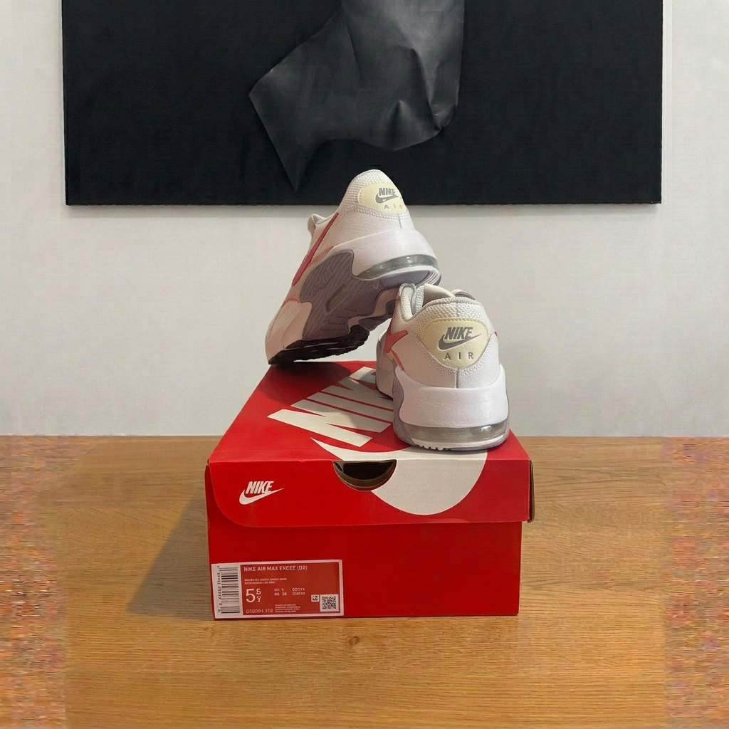 Nike Air Max Excee vue arrière boîte dans le sens de la profondeur, photo retouchée