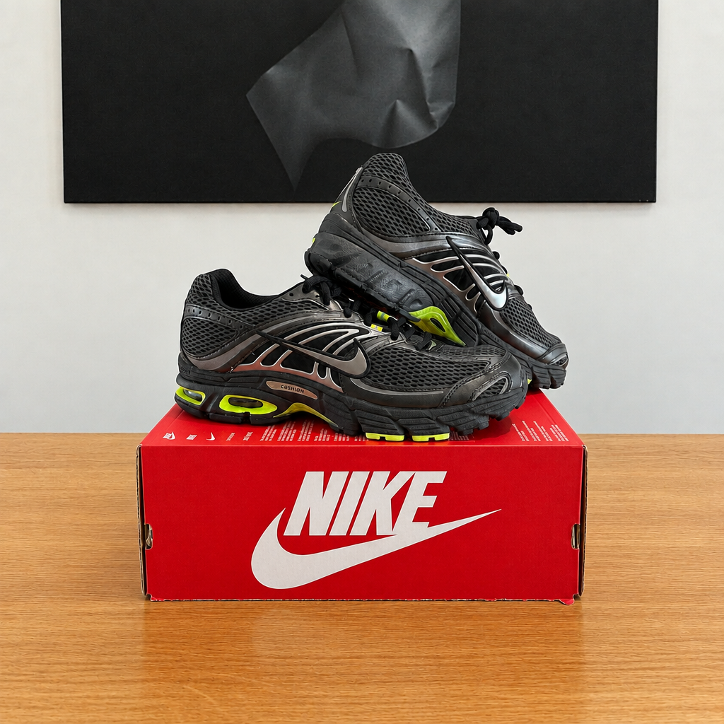 NIKE AIR MAX MOTO 2K : boîte et chaussures centrées sous le tableau noir