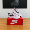 NIKE LOW COURT BOROUG : boîte et chaussures centrées sous le tableau noir