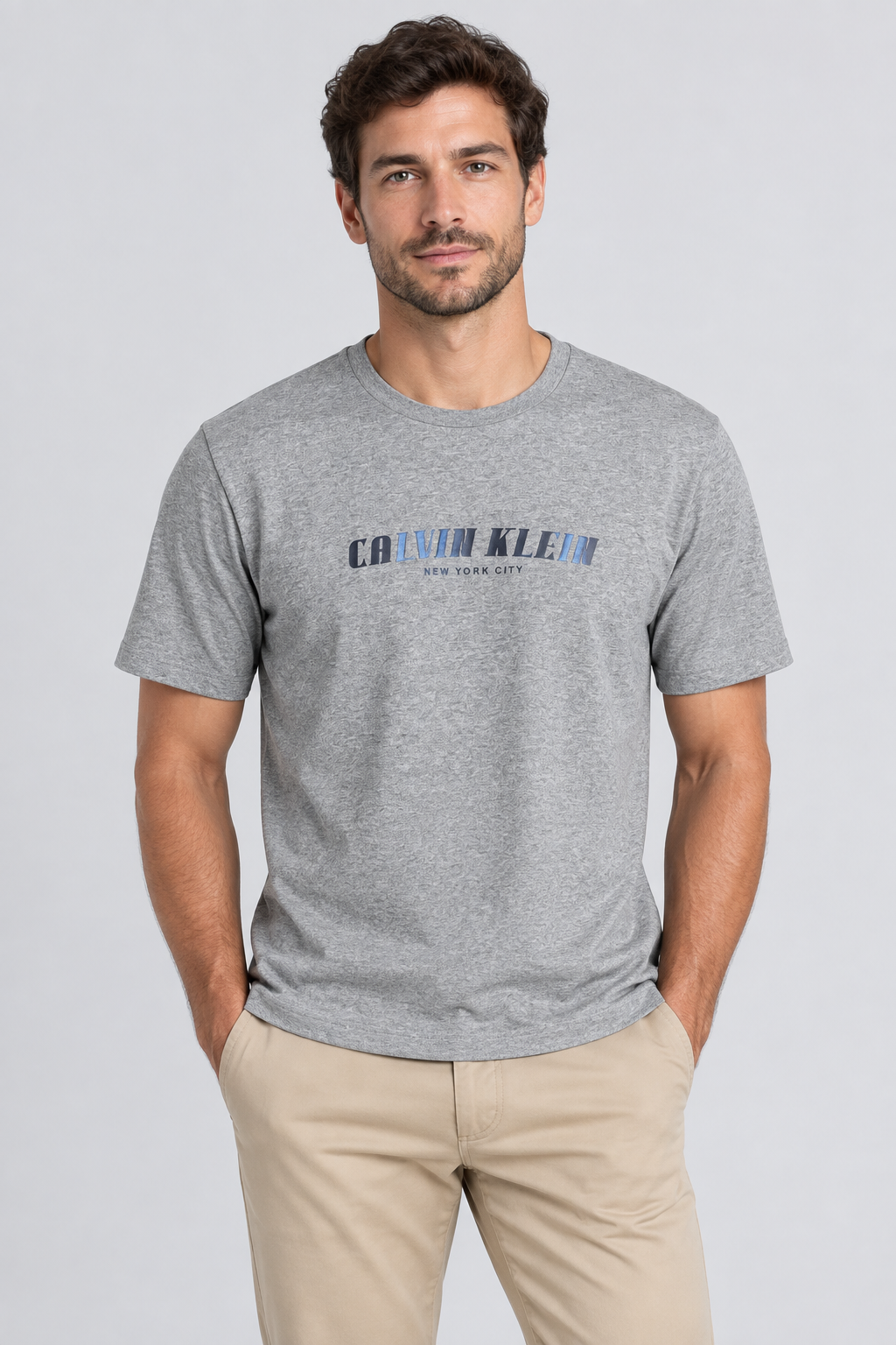 Homme portant le t-shirt Calvin Klein gris chiné avec un chino beige