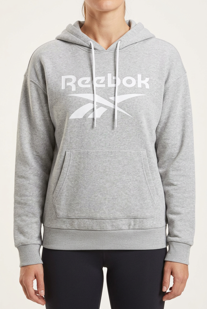 Sweat Reebok gris clair porté de face, cadrage sur le vêtement, visuel généré