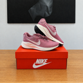 NIKE REVOLUTION 7 : boîte et chaussures centrées sous le tableau noir