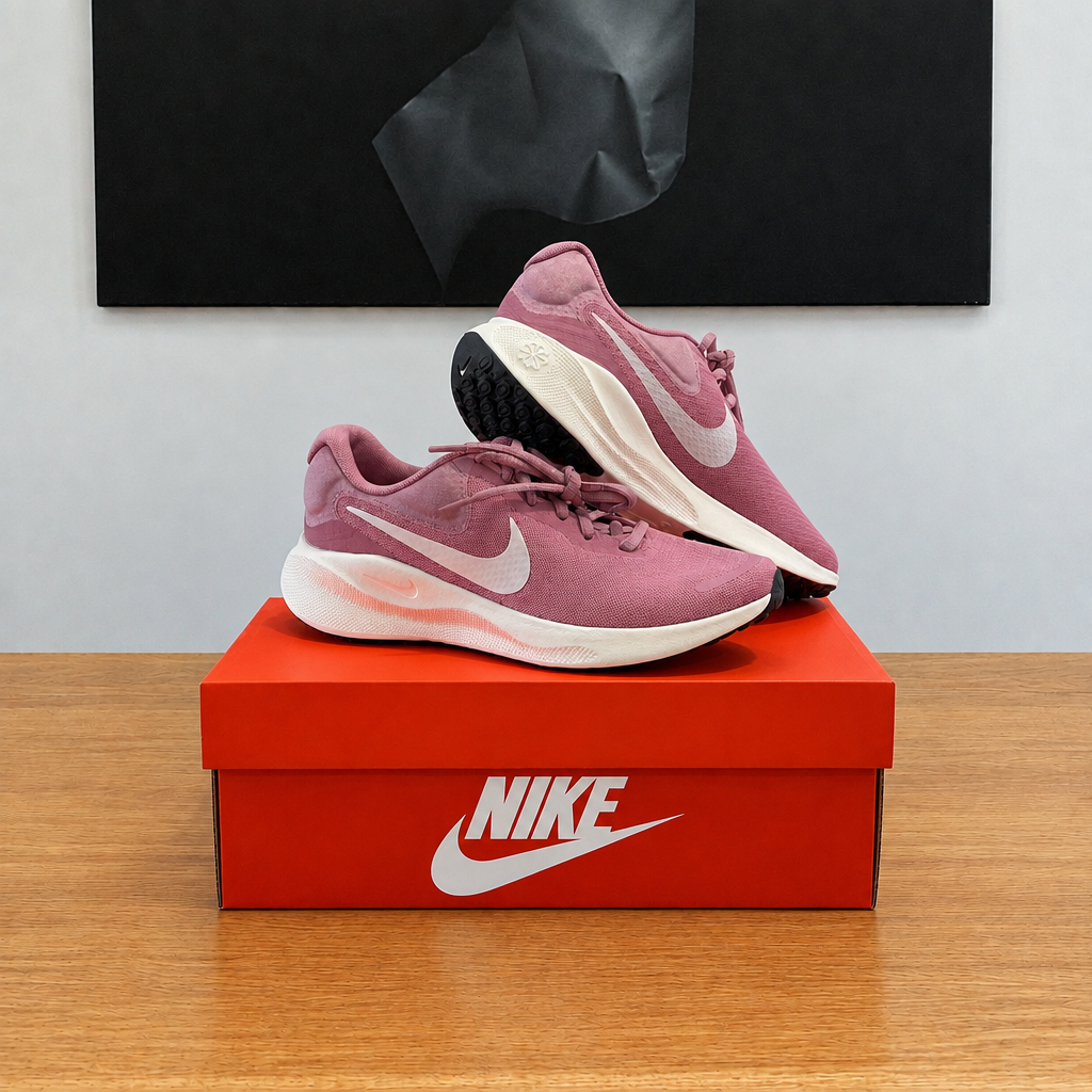 NIKE REVOLUTION 7 : boîte et chaussures centrées sous le tableau noir